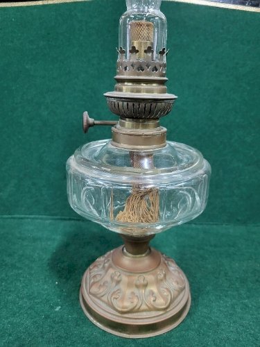 LAMPE A PETROLE EN VERRE ET CUIVRE