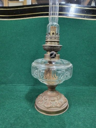 LAMPE A PETROLE EN VERRE ET CUIVRE