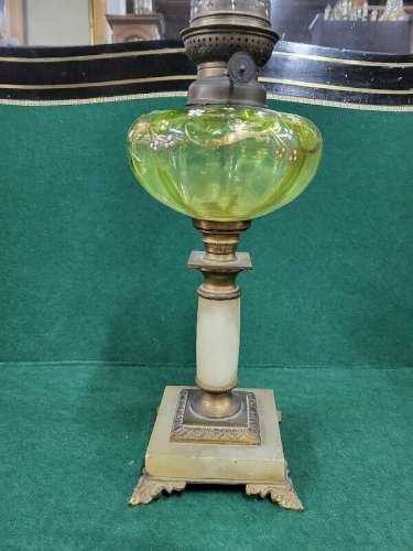 LAMPE A PETROLE MARBRE BRONZE RESERVOIR VERT