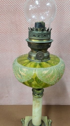 LAMPE A PETROLE PIED EN BRONZE ET MARBRE RESERVOIR EN VERRE VERT