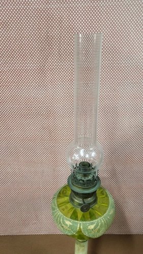 LAMPE A PETROLE PIED EN BRONZE ET MARBRE RESERVOIR EN VERRE VERT