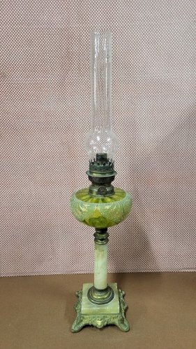 LAMPE A PETROLE PIED EN BRONZE ET MARBRE RESERVOIR EN VERRE VERT