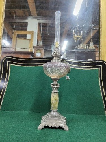 LAMPE A PETROLE PIED MARBRE ET REGULE RESERVOIR EN VERRE MAUVE