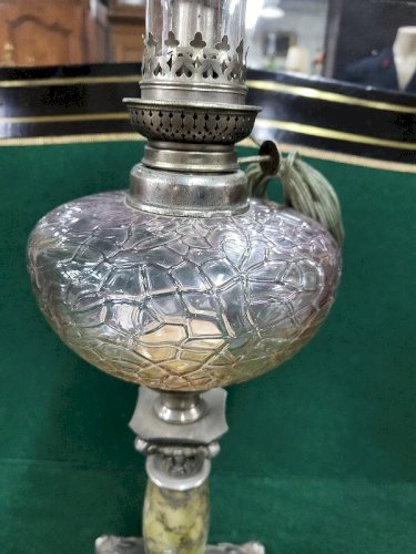 LAMPE A PETROLE PIED MARBRE ET REGULE RESERVOIR EN VERRE MAUVE