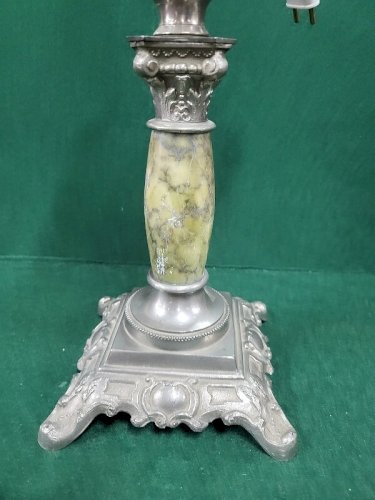 LAMPE A PETROLE PIED MARBRE ET REGULE RESERVOIR EN VERRE MAUVE