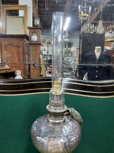 LAMPE A PETROLE PIED MARBRE ET REGULE RESERVOIR EN VERRE MAUVE