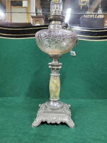 LAMPE A PETROLE PIED MARBRE ET REGULE RESERVOIR EN VERRE MAUVE