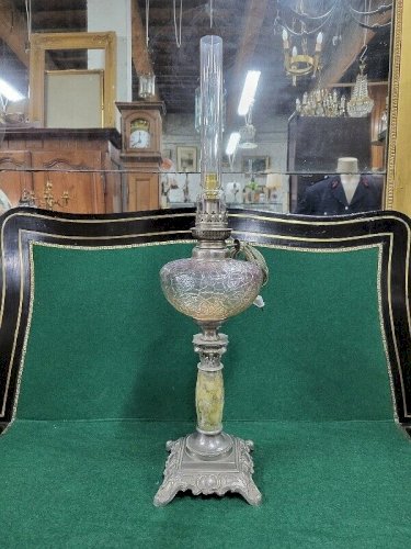 LAMPE A PETROLE PIED MARBRE ET REGULE RESERVOIR EN VERRE MAUVE