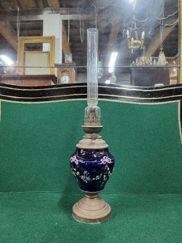 LAMPE A PETROLE STYLE LOUIS XVI EN FAIENCE BLEUE