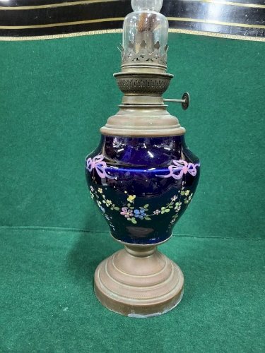 LAMPE A PETROLE STYLE LOUIS XVI EN FAIENCE BLEUE