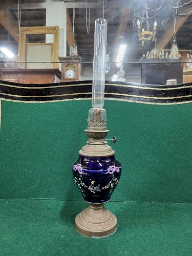LAMPE A PETROLE STYLE LOUIS XVI EN FAIENCE BLEUE