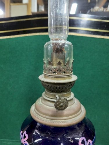 LAMPE A PETROLE STYLE LOUIS XVI EN FAIENCE BLEUE