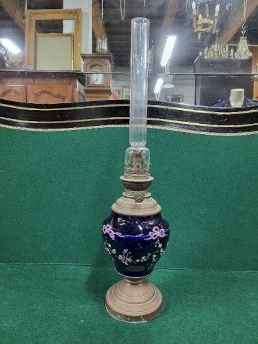 LAMPE A PETROLE STYLE LOUIS XVI EN FAIENCE BLEUE