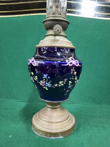 LAMPE A PETROLE STYLE LOUIS XVI EN FAIENCE BLEUE