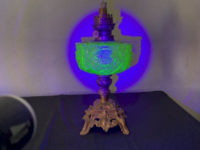 LAMPE A PETROLE XIXeme gros toupie en OURALINE .