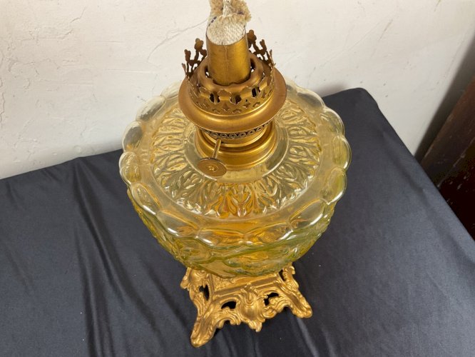 LAMPE A PETROLE XIXeme gros toupie en OURALINE .