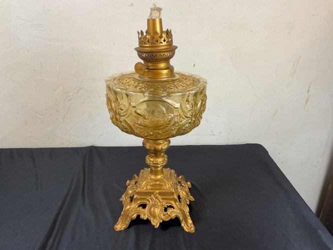 LAMPE A PETROLE XIXeme gros toupie en OURALINE .