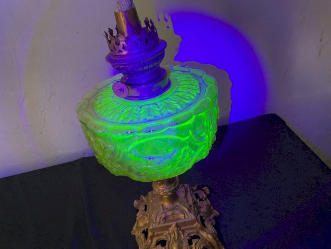 LAMPE A PETROLE XIXeme gros toupie en OURALINE .