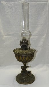 -LAMPE A PETROLE XXe EN BRONZE PIED ANGELOT JUS DE TROUVAILLES PATINE ANCIENNE D