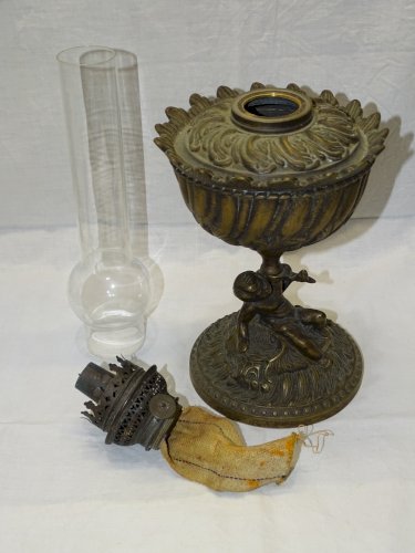 -LAMPE A PETROLE XXe EN BRONZE PIED ANGELOT JUS DE TROUVAILLES PATINE ANCIENNE D