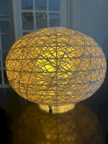 Lampe à poser en corde