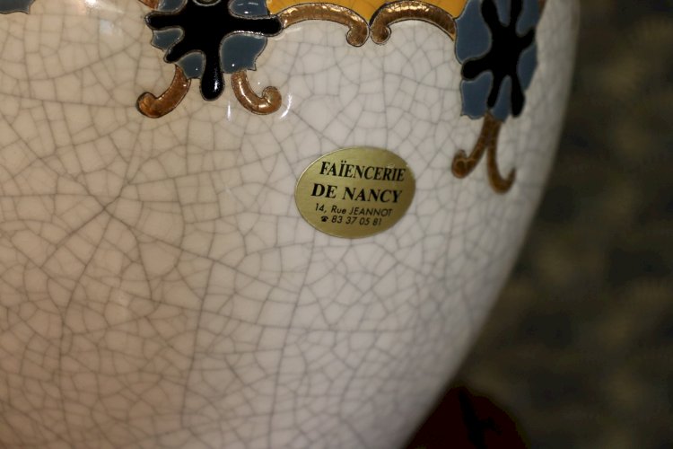 Lampe à poser en faïence de Nancy, style émaux de Longwy