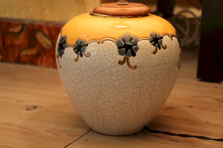 Lampe à poser en faïence de Nancy, style émaux de Longwy