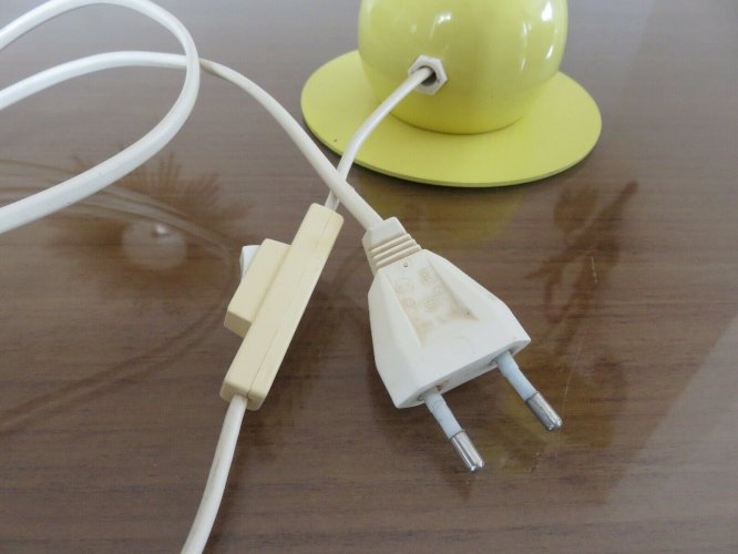 LAMPE A POSER STYLE  MEMPHIS  JAUNE PALE ANNEES 80 VINTAGE