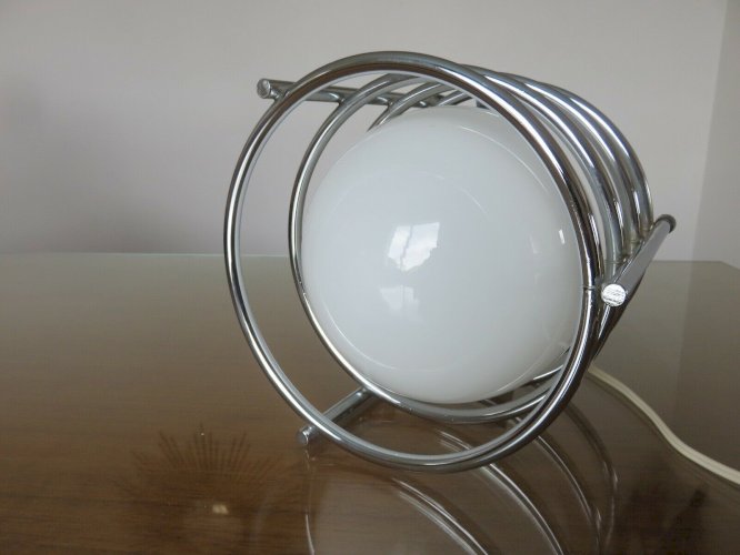 LAMPE A POSER TRIPODE EN METAL CHROME ET OPALINE ANNEES 70 VINTAGE