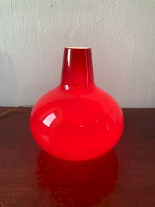 Lampe à poser vintage en verre rouge – SCE, France