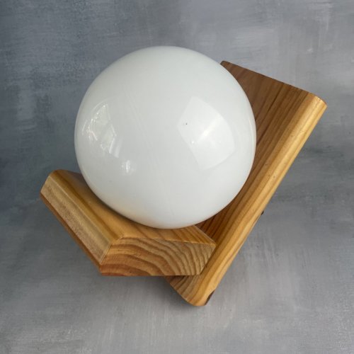 Lampe applique murale en bois pin globe boule opaline vintage