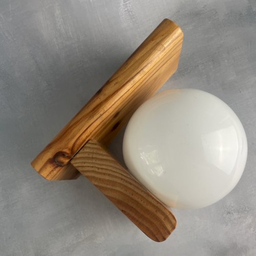 Lampe applique murale en bois pin globe boule opaline vintage
