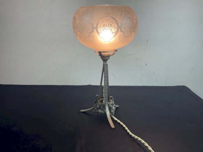 LAMPE ART DÉCO EN FER FORGÉ ET GROS GLOBE EN VERRE 1930