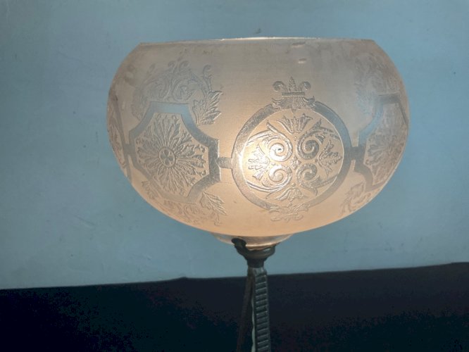 LAMPE ART DÉCO EN FER FORGÉ ET GROS GLOBE EN VERRE 1930