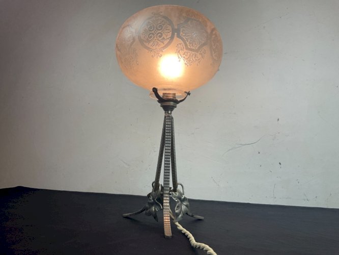 LAMPE ART DÉCO EN FER FORGÉ ET GROS GLOBE EN VERRE 1930