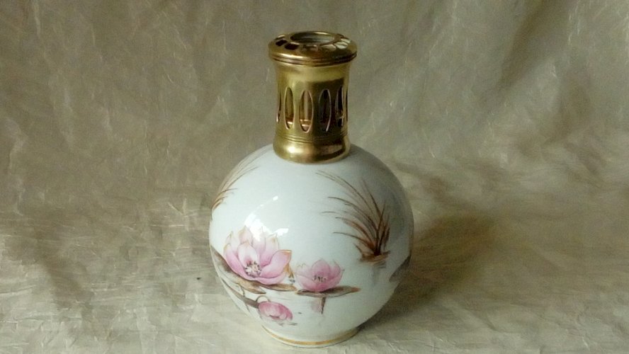 LAMPE BERGER EN PORCELAINE DE LIMOGES THARAUD FRANCE DECOR NÉNUPHAR **