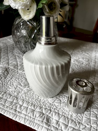        LAMPE  BERGER PORCELAINE  BLANCHE  PAR PILLIVUYT  FRANCE
