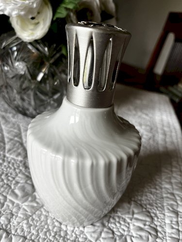       LAMPE  BERGER PORCELAINE  BLANCHE  PAR PILLIVUYT  FRANCE