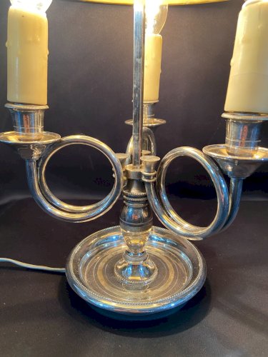 Lampe bouillotte métal argenté 3 feux aux cors de chasse style Louis XVI Empire