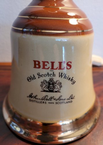 Lampe bouteille Bell's Scotch whisky en faïence 1973 - 1990