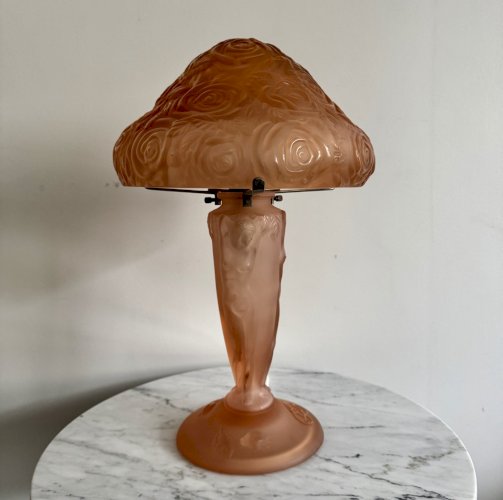 Lampe champignon en verre dépoli décor de femme nue fond rose 1930 M3977