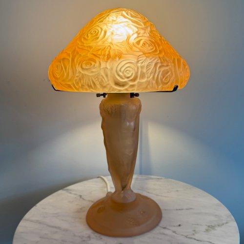 Lampe champignon en verre dépoli décor de femme nue fond rose 1930 M3977