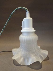 Lampe corolle de verre opaque - douille interrupteur