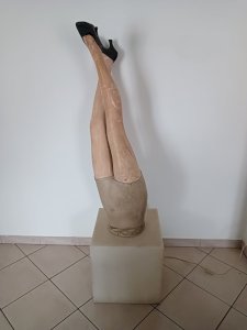 Lampe cube lumineux, designer Philippe Starck et jambes de mannequin Pierre IMANS(1930).