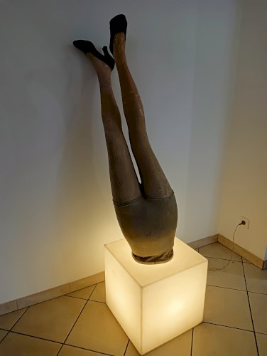 Lampe cube lumineux, designer Philippe Starck et jambes de mannequin Pierre IMANS(1930).