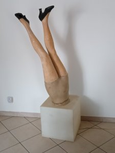 Lampe cube lumineux, designer Philippe Starck et jambes de mannequin Pierre IMANS(1930).