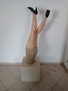 Lampe cube lumineux, designer Philippe Starck et jambes de mannequin Pierre IMANS(1930).