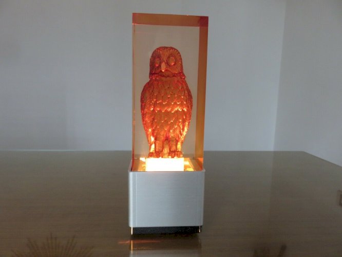 LAMPE DAMBIANCE EN RESINE A INCLUSION PIERRE GIRAUDON CHOUETTE OU HIBOU 1960 