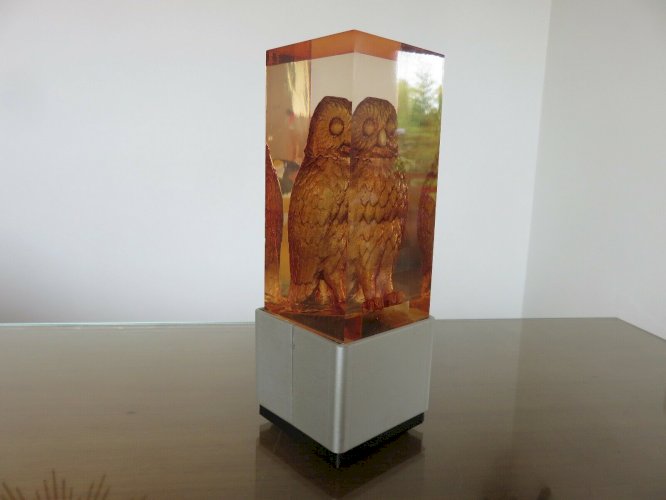 LAMPE DAMBIANCE EN RESINE A INCLUSION PIERRE GIRAUDON CHOUETTE OU HIBOU 1960 
