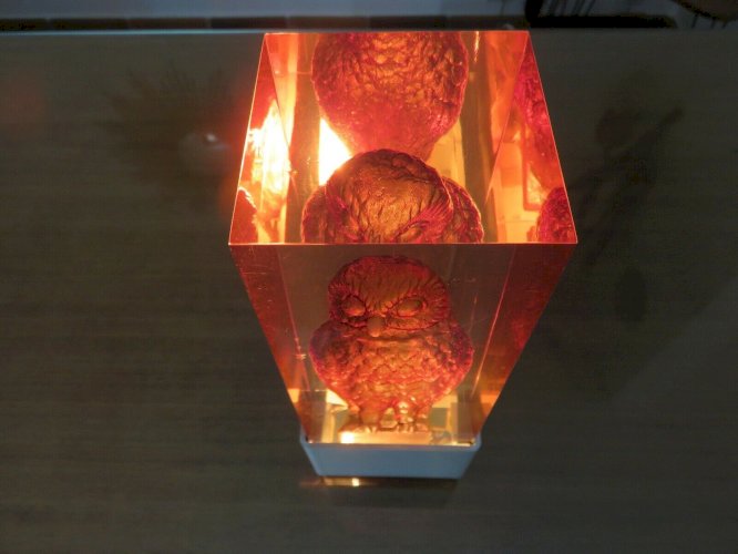 LAMPE DAMBIANCE EN RESINE A INCLUSION PIERRE GIRAUDON CHOUETTE OU HIBOU 1960 